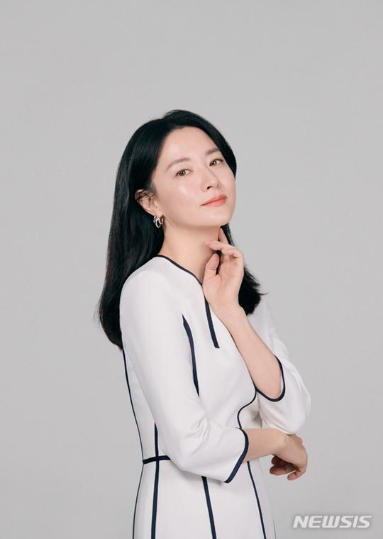 人民网讯 近日,韩国著名演员李英爱携新电影《来找我》回归,时隔14年
