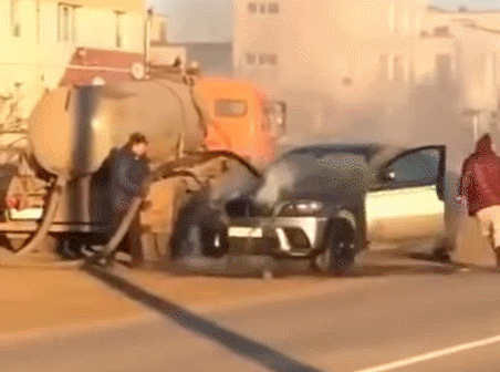 光明网@宝马车突然着火，粪车路过，来帮忙……