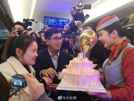 「光明网」一推再推的婚期：在刚刚开通的鲁南高铁上，建设者完成特殊的告白