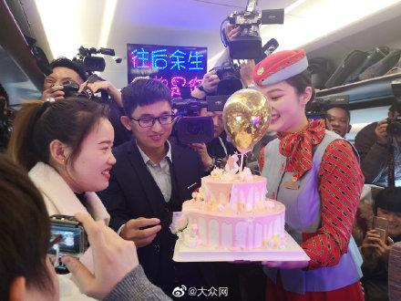 「光明网」一推再推的婚期：在刚刚开通的鲁南高铁上，建设者完成特殊的告白