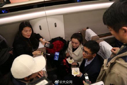 「光明网」一推再推的婚期：在刚刚开通的鲁南高铁上，建设者完成特殊的告白