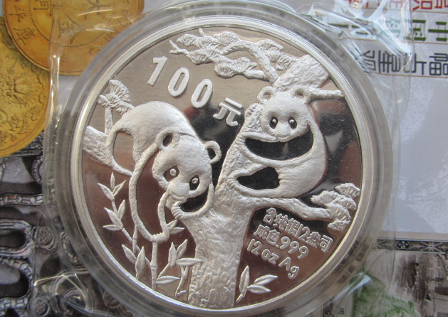 「文汇报」中奖了！14000元就可以买下馆藏一对熊猫珍币？“收藏馆馆长”的套路让70岁老太很激动……