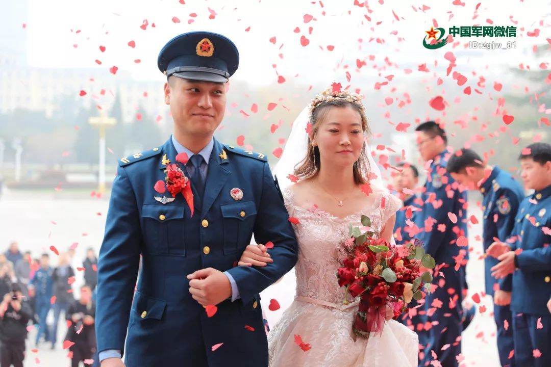 【中国军网】看了这场集体婚礼，你会懂得军人的爱情
