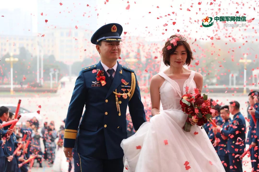 【中国军网】看了这场集体婚礼，你会懂得军人的爱情