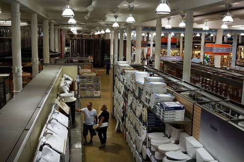 参考消息网：调查显示：全球制造业库存积压严重