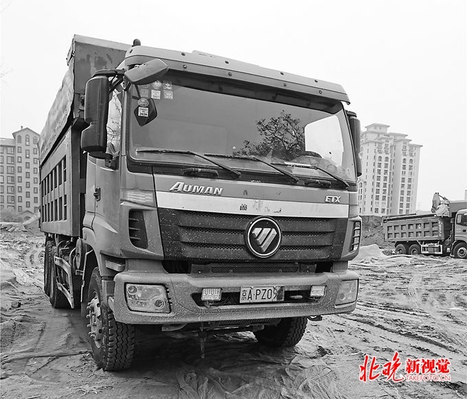 #北京晚报#北京多位市民举报：渣土车各式遮挡号牌闯限行