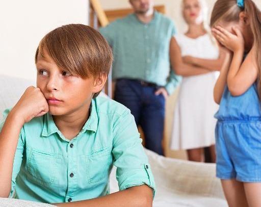 「光明网」叛逆期并非在“青春”和2岁才有，三个特点告诉家长：孩子要叛逆