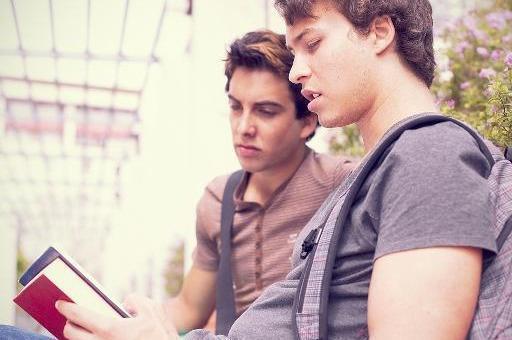 「光明网」叛逆期并非在“青春”和2岁才有，三个特点告诉家长：孩子要叛逆