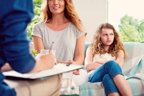 「光明网」叛逆期并非在“青春”和2岁才有，三个特点告诉家长：孩子要叛逆