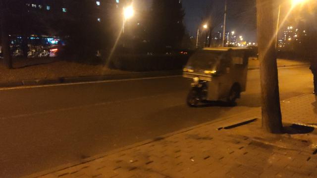 「北京日报客户端」这段路，半小时31辆电动车逆行！市民：见天儿如此谁管？