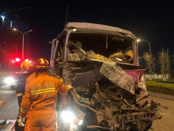 光明网@高新区突发货车追尾两人被困，消防员紧急救援