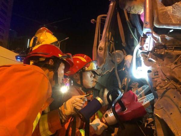 光明网@高新区突发货车追尾两人被困，消防员紧急救援