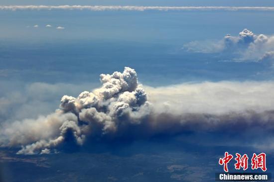 「环球网」澳洲森林大火持续燃烧 滚滚浓烟清晰可见