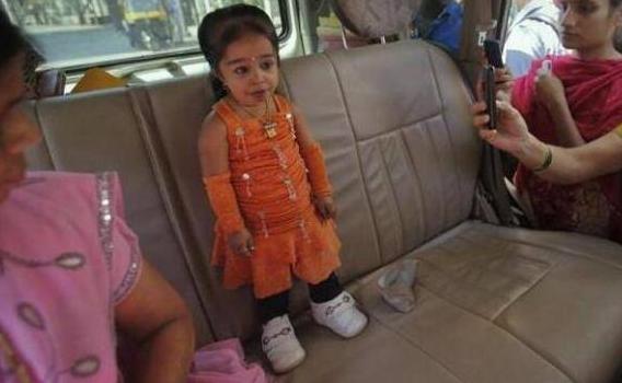 光明网@印度女子身高63cm，体重6公斤，打破纪录成世界上最矮的女子