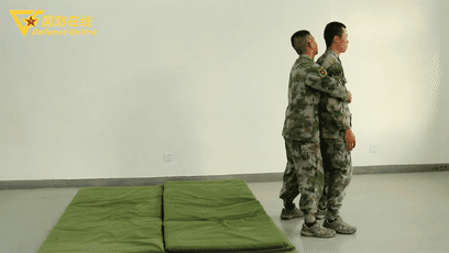 「中国军网」GIF | 被背后抱腰怎么破？兵哥教你如何解脱并反击