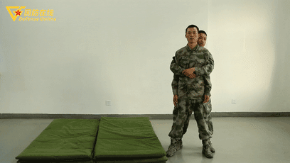 「中国军网」GIF | 被背后抱腰怎么破？兵哥教你如何解脱并反击