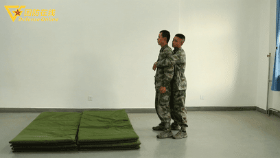 「中国军网」GIF | 被背后抱腰怎么破？兵哥教你如何解脱并反击