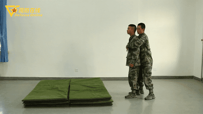 「中国军网」GIF | 被背后抱腰怎么破？兵哥教你如何解脱并反击