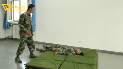 「中国军网」GIF | 被背后抱腰怎么破？兵哥教你如何解脱并反击