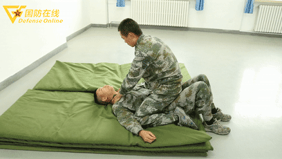 「中国军网」GIF | 被背后抱腰怎么破？兵哥教你如何解脱并反击