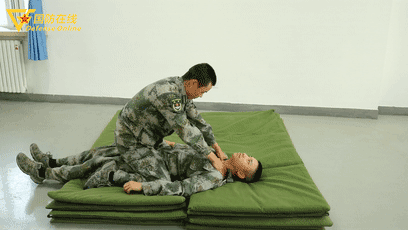 「中国军网」GIF | 被背后抱腰怎么破？兵哥教你如何解脱并反击