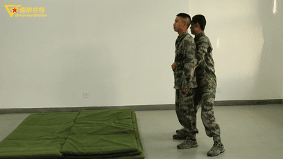 「中国军网」GIF | 被背后抱腰怎么破？兵哥教你如何解脱并反击