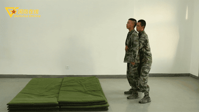 「中国军网」GIF | 被背后抱腰怎么破？兵哥教你如何解脱并反击