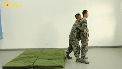 「中国军网」GIF | 被背后抱腰怎么破？兵哥教你如何解脱并反击