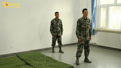 「中国军网」GIF | 被背后抱腰怎么破？兵哥教你如何解脱并反击