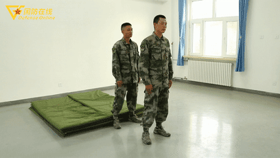 「中国军网」GIF | 被背后抱腰怎么破？兵哥教你如何解脱并反击