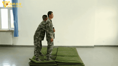 「中国军网」GIF | 被背后抱腰怎么破？兵哥教你如何解脱并反击