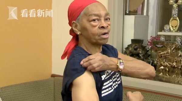 「看看新闻」惹错人！29岁劫匪入室抢劫 被82岁“金刚奶奶”打趴