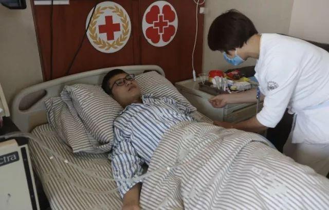 环球网：90后奶爸来杭，瞒着父母干了件大事！面对比自己重20斤的陌生女子，他的选择令人感动...