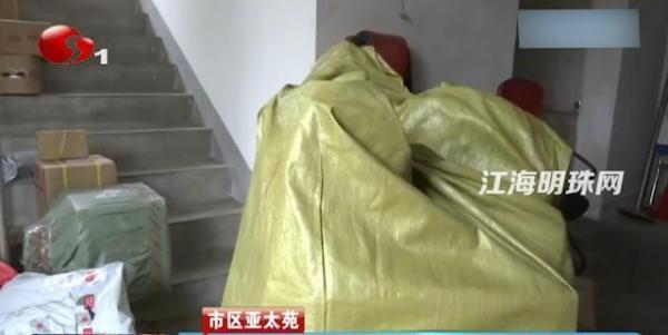 #光明网#2000多元快递放门卫，客户来取却找不到，快递小哥担全责