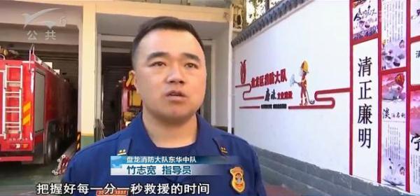 光明网@女子情感纠纷想不开爬上大厦露台，消防队员“迂回”至该身后一把抱住成功救下