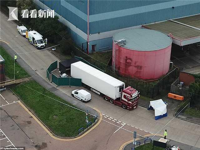 【看看新闻】16名集装箱遇难者运回越南 每家要出2万元 父亲激动：儿子终回来了