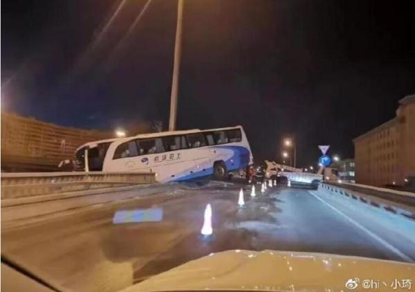 光明网■洒水车“任性”洒水致路面结冰，出了事故谁担责？