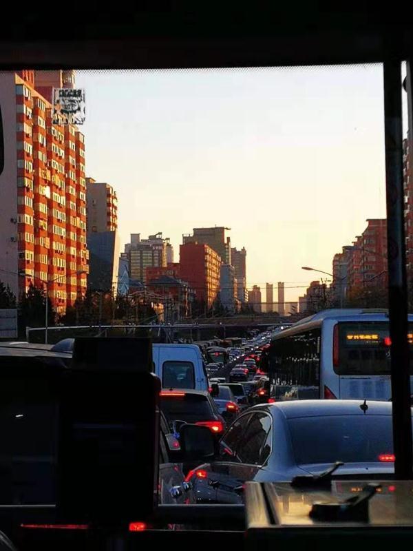 光明网■洒水车“任性”洒水致路面结冰，出了事故谁担责？