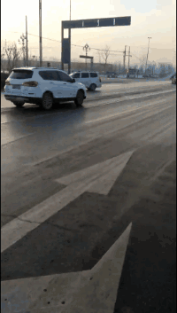 光明网■洒水车“任性”洒水致路面结冰，出了事故谁担责？