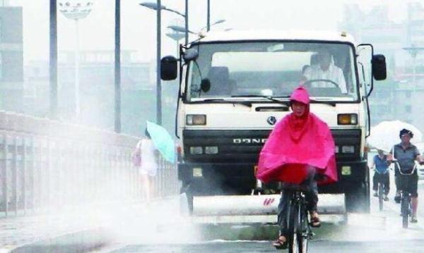 光明网■洒水车“任性”洒水致路面结冰，出了事故谁担责？