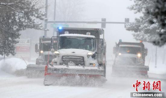 环球网：美国多地遭暴风雪肆虐 丹佛道路覆盖积雪影响交通