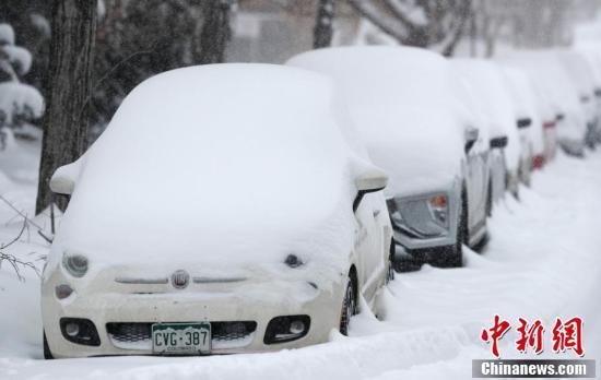 环球网：美国多地遭暴风雪肆虐 丹佛道路覆盖积雪影响交通