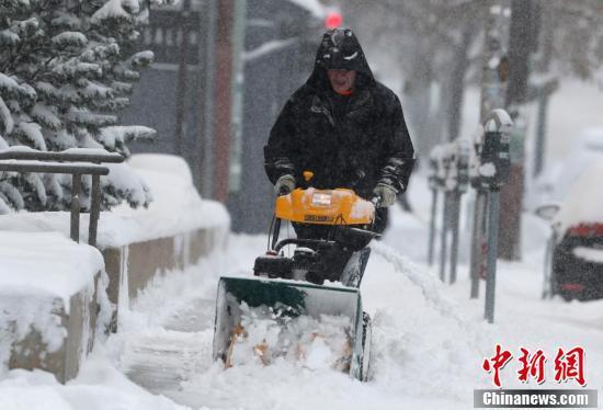 环球网：美国多地遭暴风雪肆虐 丹佛道路覆盖积雪影响交通
