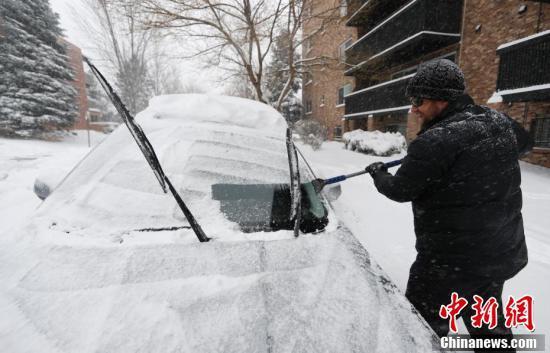 环球网：美国多地遭暴风雪肆虐 丹佛道路覆盖积雪影响交通