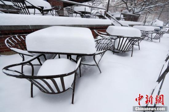 环球网：美国多地遭暴风雪肆虐 丹佛道路覆盖积雪影响交通