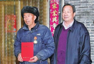 #中国经济网#歹徒挥刀追砍10岁孩子，平顶山六旬老人见义勇为挺身相救