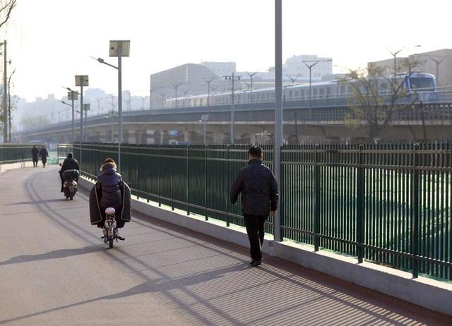【新京报】跨越京张铁路的“双清绿道”开通，仅供行人及自行车通行