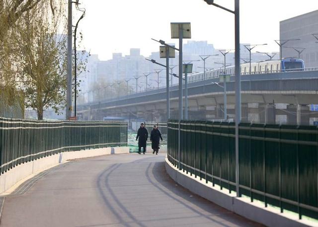 【新京报】跨越京张铁路的“双清绿道”开通，仅供行人及自行车通行