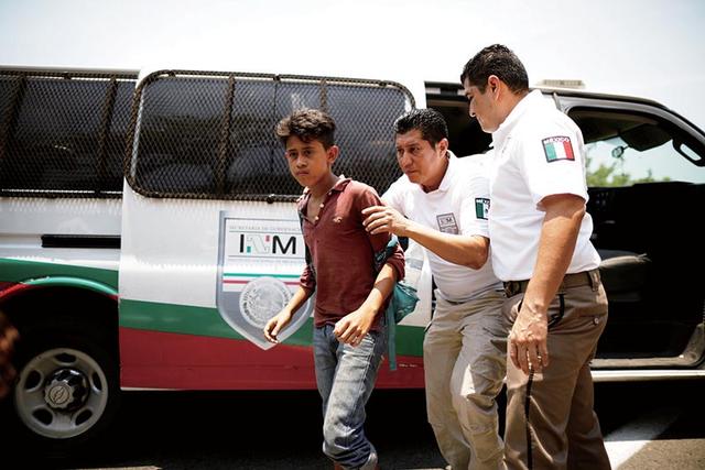 中青在线■无父无母 小“偷渡客”奔向美国边境