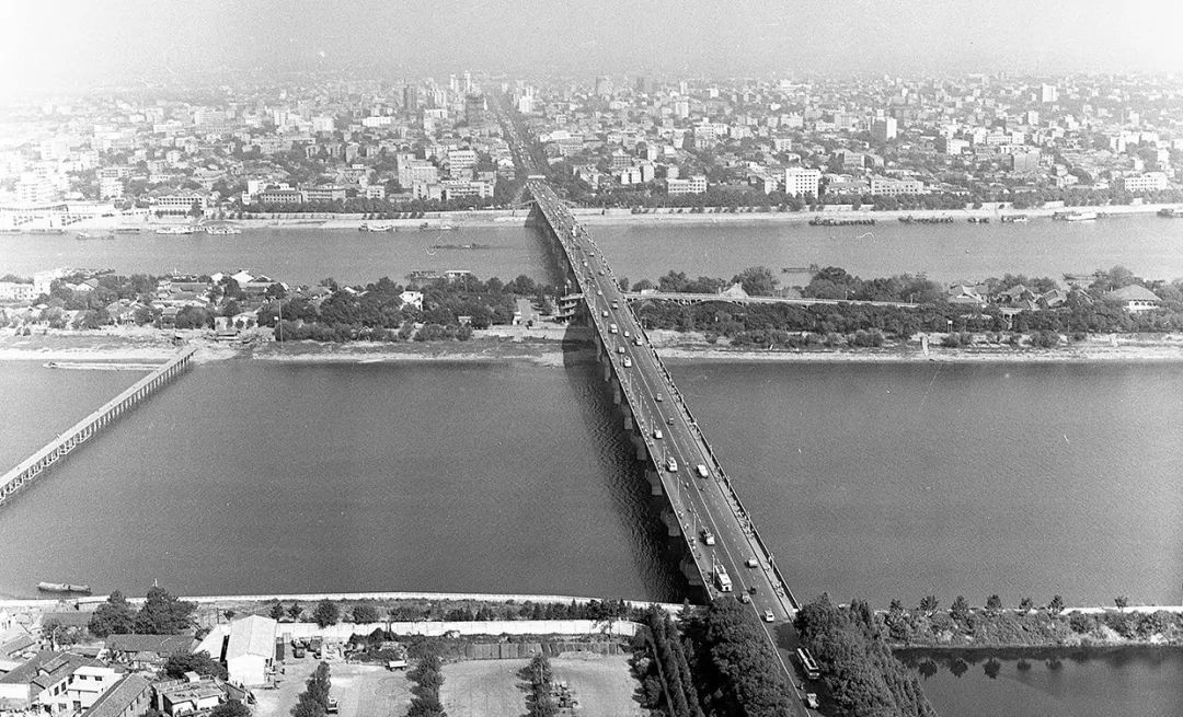 1986年,航拍湘江一桥,北引桥尚未修建,橘子洲上还居住着不少市民